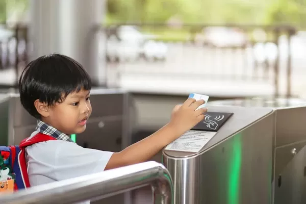 Vereadores aprovam projeto que cria sistema de notificação eletrônica para entrada e saída de alunos nas escolas municipais de Ourinhos