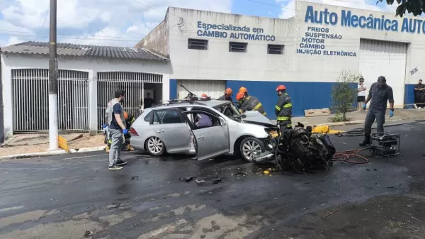 Motorista de 67 anos morre após carro bater violentamente contra árvore na zona norte de Marília