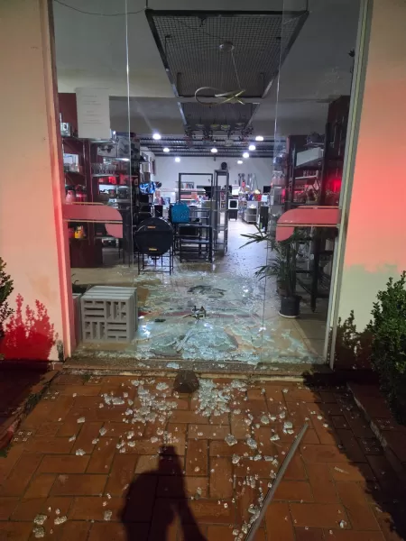 Homem invade loja, quebra porta de vidro e furta dinheiro durante a madrugada em Canitar