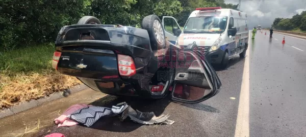 Veículo com duas pessoas e três crianças capota sob chuva forte na SP-225, em Santa Cruz do Rio Pardo