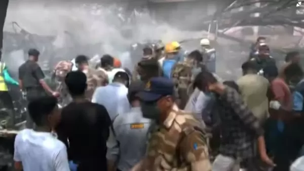 Queda de avião na Índia deixa mortos; aeronave seguia para Londres com 242 pessoas a bordo; VÍDEO