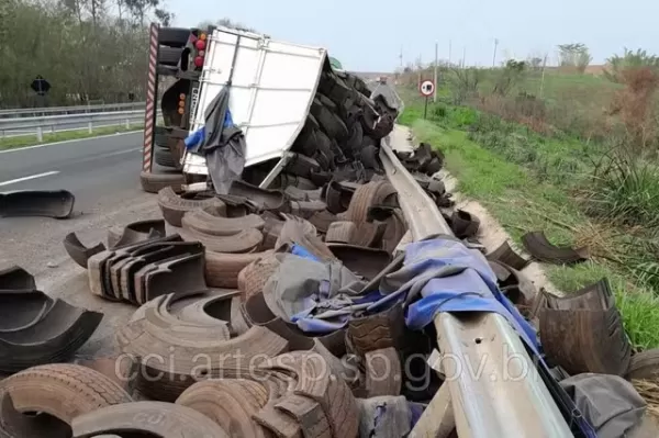 Carreta tomba e deixa rodovia parcialmente interditada em Marília