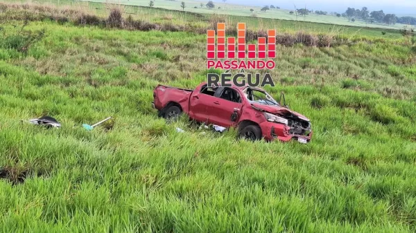 Quatro argentinos ficam feridos após caminhonete capotar no final da Rodovia Castelo Branco, em Santa Cruz do Rio Pardo