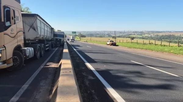 Acidente com duas carretas interdita saída para Salto Grande e provoca trânsito intenso em Ourinhos