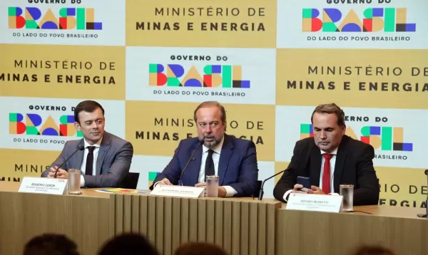 Governo cria subsídio de até R$ 0,89 para segurar preço da gasolina