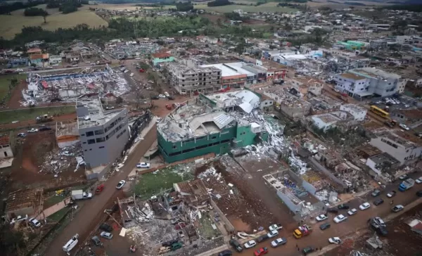 Cidade destruída por tornado no Paraná prioriza doações de materiais de construção