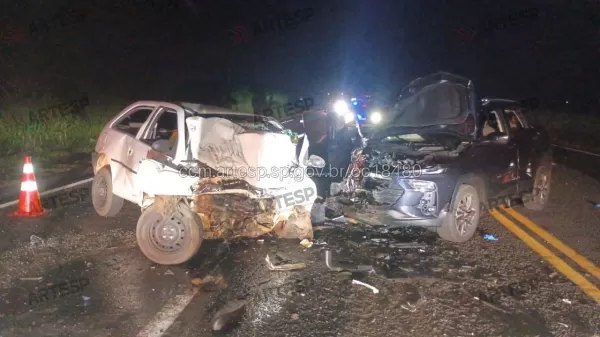 Colisão frontal na Rodovia Comandante João Ribeiro de Barros deixa dois mortos e três feridos em Herculândia