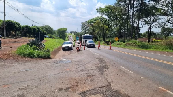 Obras de recapeamento provocam trânsito em sistema pare e siga na Rodovia Mello Peixoto, em Ourinhos