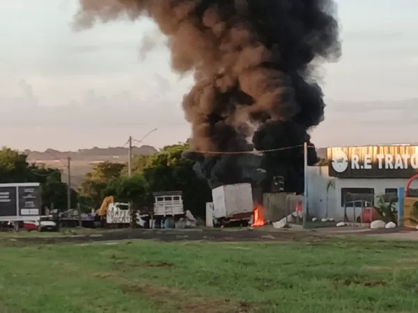 Incêndio em depósito de reciclagem gera grande coluna de fumaça e assusta moradores em Ourinhos