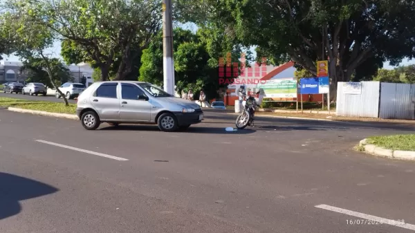 Carro e moto batem em frente à Câmara Municipal de Ourinhos