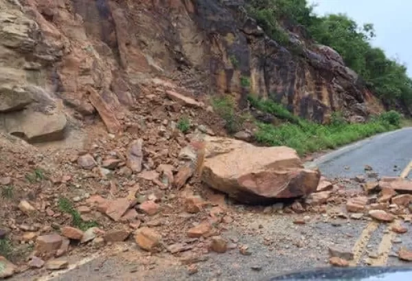 Prefeitura de Timburi alerta motoristas sobre pedras na pista após fortes chuvas