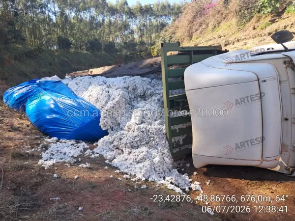 Caminhão carregado com algodão tomba em acesso à Rodovia Raposo Tavares e mobiliza equipes em Paranapanema