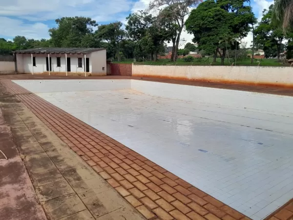Prefeito de Ourinhos posta piscina limpa do CSU após oito anos de abandono