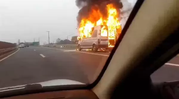 Van tem pane elétrica, pega fogo e mobiliza bombeiros em rodovia na região 