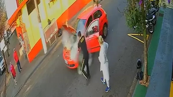 Jovem motociclista viraliza ao apagar incêndio em carro em Ourinhos