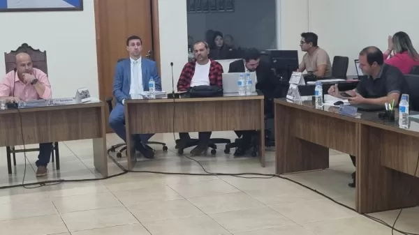 Vereadores de Chavantes arquivam denúncias e evitam cassação do prefeito Márcio Burguinha