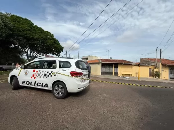 Mulher é assassinada na calçada perto de casa em Bauru 