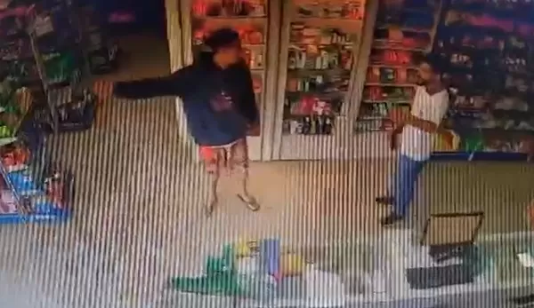 Funcionário impede assalto em farmácia no centro de Santa Cruz do Rio Pardo; Vídeo 