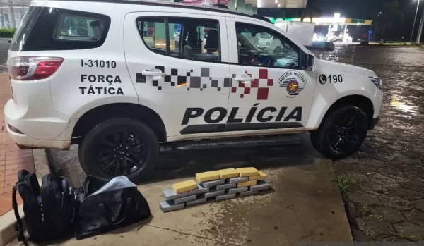Força Tática prende bolivianos transportando drogas em ônibus de linha que passava por Santa Cruz do Rio Pardo