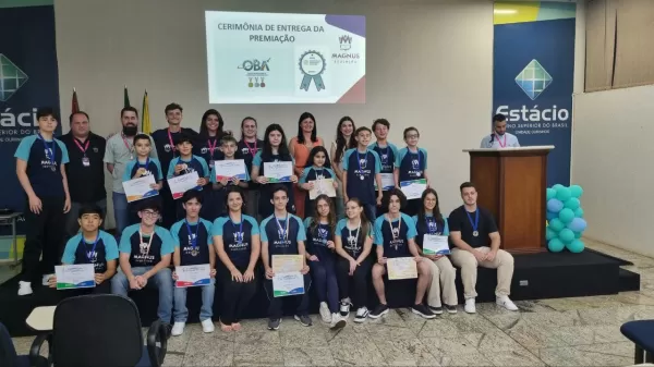 Colégio Magnus de Ourinhos celebra alunos medalhistas da OBA e OMP em evento de premiação