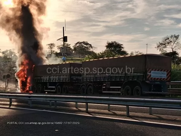 Carreta pega fogo na SP-333 em Echaporã e cavalo mecânico é destruído