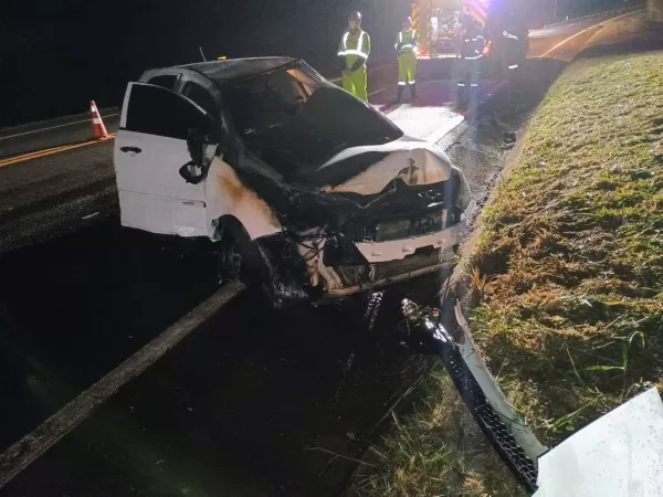 Carro carregado com drogas pega fogo após acidente na BR-369, em Andirá (PR)