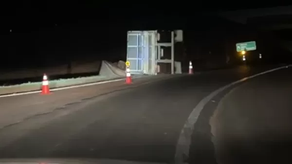 Motorista é preso por embriaguez após tombar caminhão na Raposo Tavares, em Ourinhos