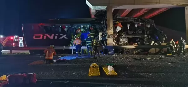 Ônibus com destino à Aparecida sofre acidente, 10 pessoas morrem e 42 ficam feridas 