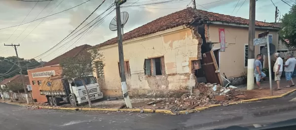 Caminhão carregado de melancias atinge imóveis ao voltar de ré em Tejupá
