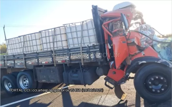 Caminhoneiro fica gravemente ferido após colisão na Rodovia Raposo Tavares, em Maracaí