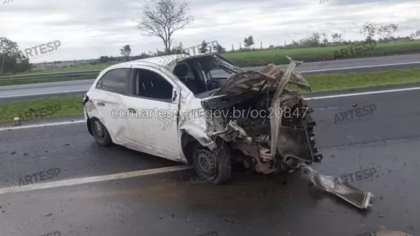 Homem morre após ser arremessado de carro em acidente na SP-225 em Paulistânia