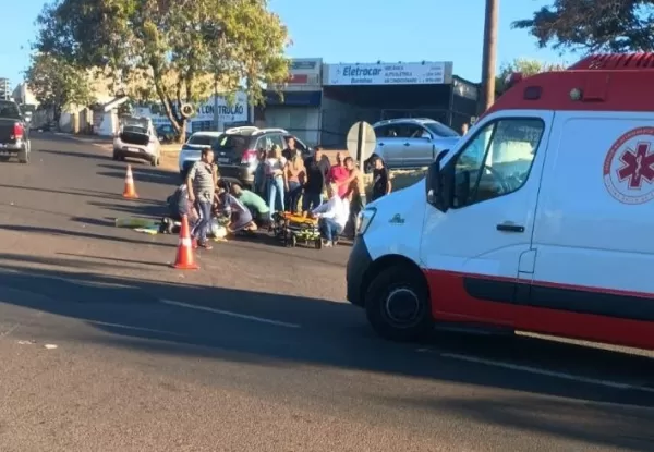 Colisão entre motocicleta e carro deixa dois jovens feridos na Raposo Tavares, em Ourinhos