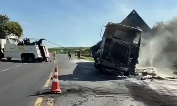 Raposo Tavares é liberada após destombamento de carreta; motorista morreu após veículo carregado de farinha pegar fogo em Ourinhos