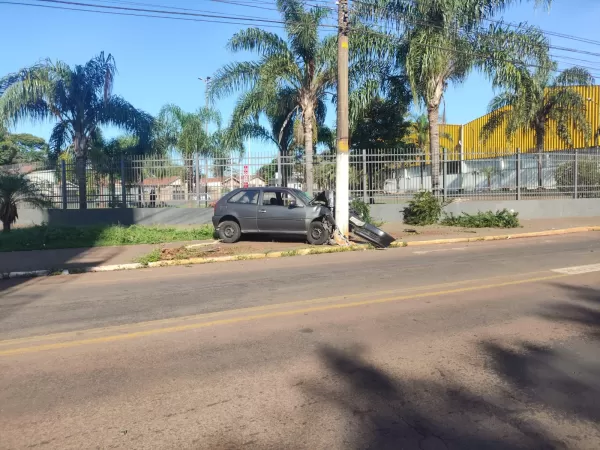 Carro colide com poste e é abandonado próximo ao SENAI em Ourinhos