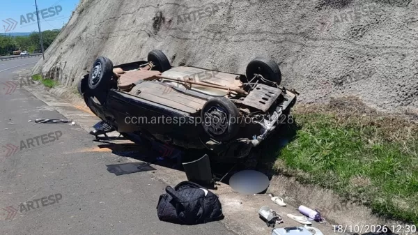 Mulher morre após ser arremessada de carro durante capotamento na Rodovia SP-333, em Echaporã