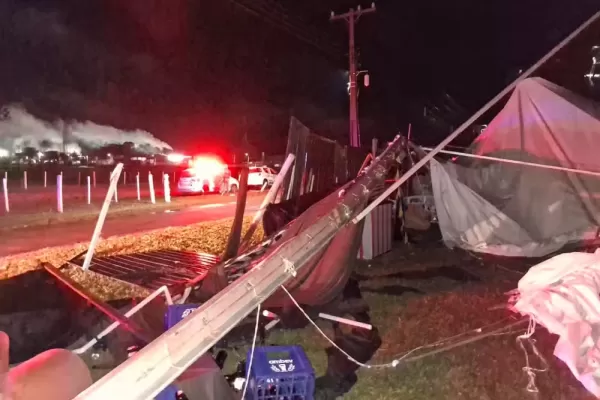 Forte temporal causa destruição em festa universitária e deixa um morto em Regente Feijó