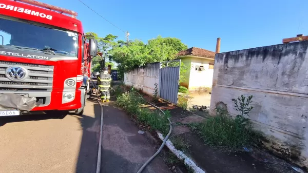 Bombeiros combatem incêndio em imóvel de antiga cerâmica em frente a creche de Ourinhos