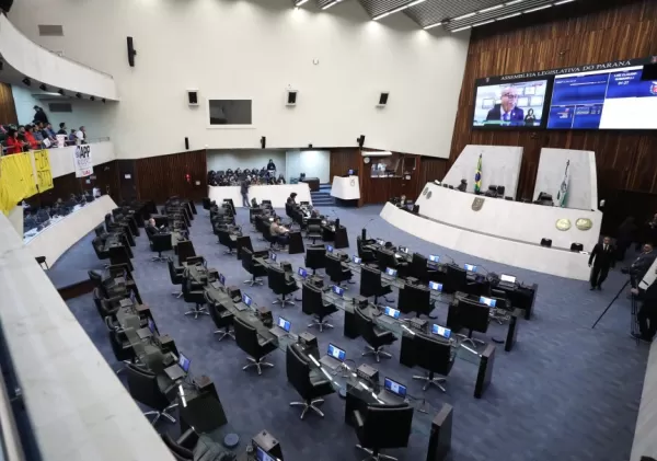 Assembleia Legislativa do Paraná aprova terceirização da gestão de 204 colégios estaduais