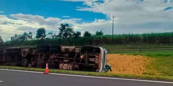 Motorista embriagado fica ferido após tombar caminhão carregado de soja na Raposo Tavares 