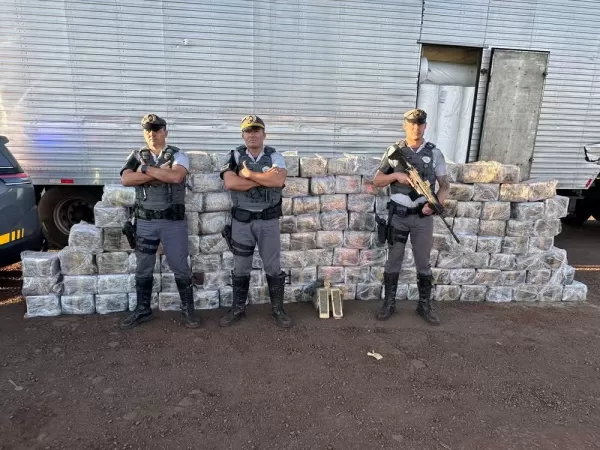 Mais de uma tonelada de maconha é apreendida escondida em carga de tecidos na Raposo Tavares