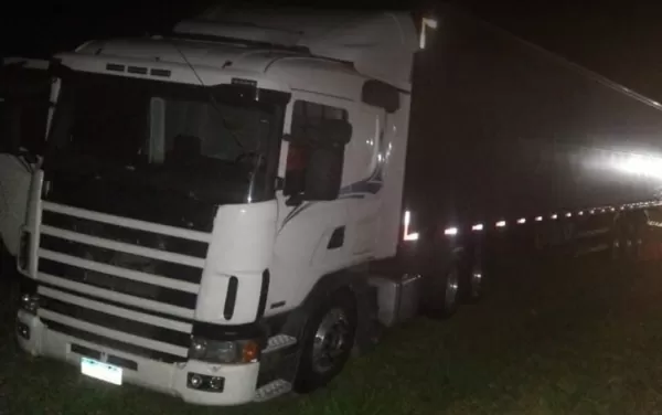 Caminhão roubado na Grande São Paulo é recuperado, bandido foge e polícia faz o cerco na Rodovia Orlando Quagliato