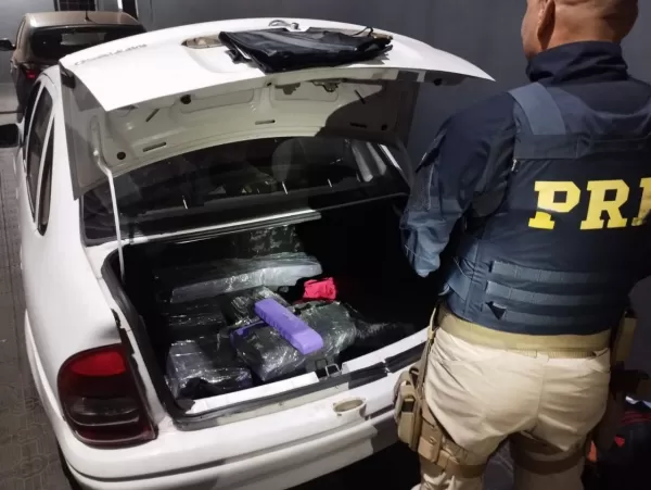 PRF apreende mais de 83 kg de maconha em Cambará, na divisa entre Paraná e São Paulo; casal é detido