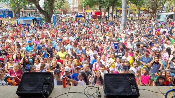 Festa das Crianças lota a Praça Mello Peixoto em Ourinhos; prefeito Guilherme Gonçalves destaca união da cidade em ação solidária
