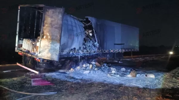 Carreta com agrotóxicos pega fogo na SP-330 em Araras