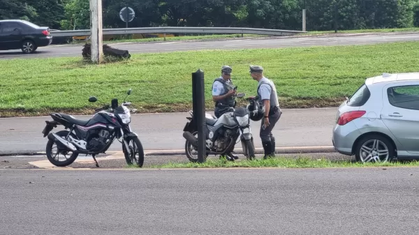 Motociclista fica ferida após colisão com carro no trevo da Vila Brasil, em Ourinhos