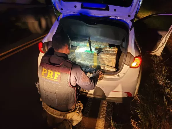 PRF apreende quase meia tonelada de maconha e recupera veículo furtado no norte do Paraná