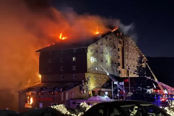 Incêndio em hotel na Turquia deixa 66 mortos e 51 feridos