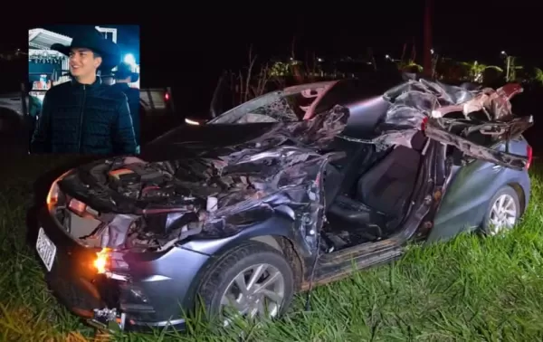 Jovem de 20 anos morre após carro bater em ônibus na rodovia David Eid, entre Lins e Sabino