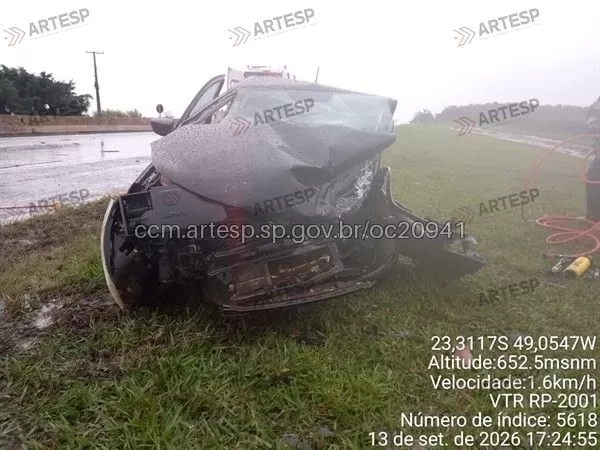 Colisão frontal entre Golf e Gol deixa uma pessoa morta e três feridas na SP-255, em Itaí