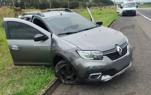 Delegado fica ferido após carro bater contra mureta na SP-294, em Vera Cruz